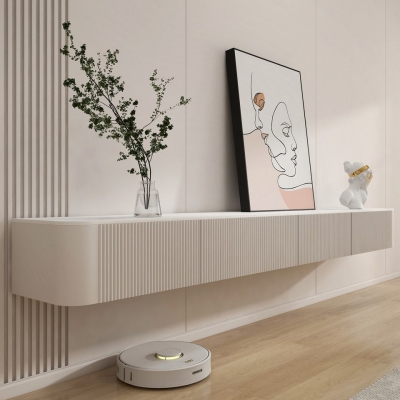 Tischset mit schwimmendem TV-Ger&auml;t aus Holz