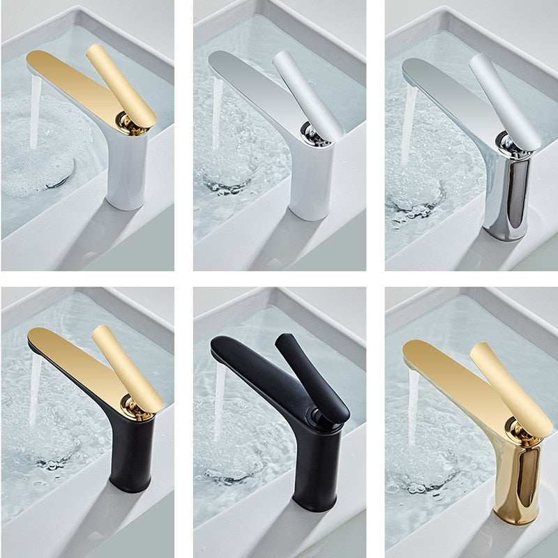 Deckmontierter Wasserhahn in Wei&szlig; und Gold